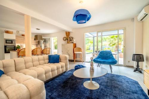 un salon avec un canapé et une table dans l'établissement Villa 33 l Pool & Gym l Shellter Rentals, à Grimaud