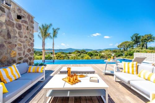 Cette villa dispose d'une piscine et d'une terrasse. dans l'établissement Villa Palm Dreams l 70s Design l Shellter Rentals, à Grimaud