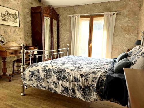 - une chambre avec un lit, un piano et une fenêtre dans l'établissement Lavande, à Lauzun