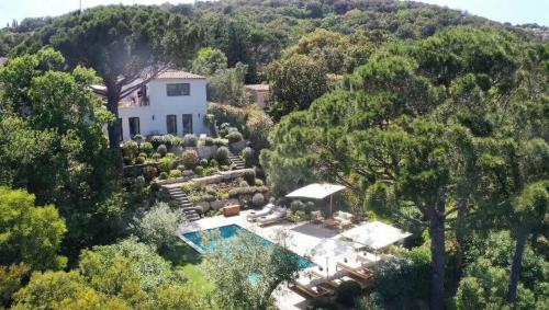 - une vue aérienne sur une maison avec une piscine et des arbres dans l'établissement Villa 32 l Sport Court & Pool l Shellter Rentals, à Sainte-Maxime