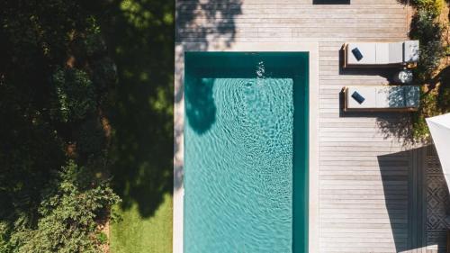 - une vue sur la piscine située à côté d'une maison dans l'établissement Villa 32 l Sport Court & Pool l Shellter Rentals, à Sainte-Maxime