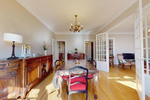 une salle à manger avec une table et des chaises dans l'établissement 22 Rue de la Gare, à Annecy