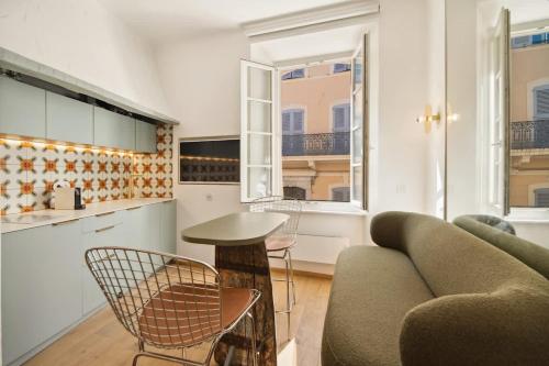 un salon avec un canapé et une table dans l'établissement Studio SEVO l Central l Shellter Rentals, à Saint-Tropez