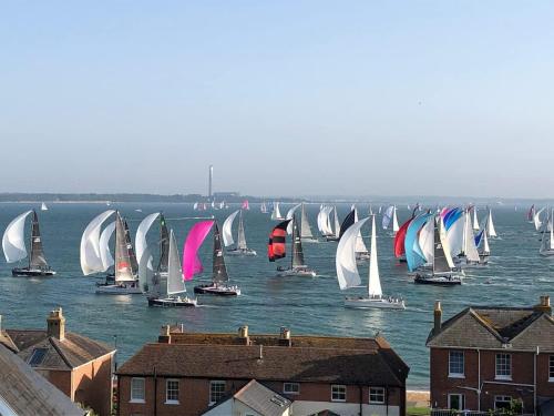 un gran grupo de veleros en el agua en Seaview apartment, en West Cowes
