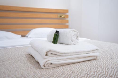 une pile de serviettes posée sur un lit dans l'établissement Charmant appartement centre Paris 2 - 2P, à Paris