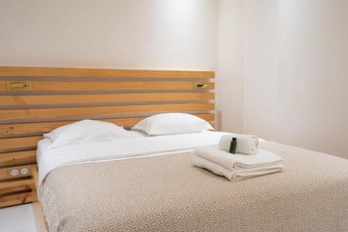 une chambre avec un lit avec deux serviettes dessus dans l'établissement Charmant appartement centre Paris 2 - 2P, à Paris