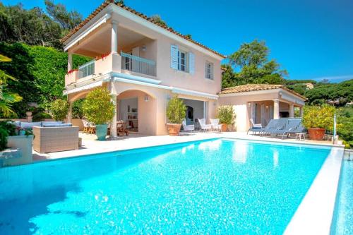 une villa avec piscine devant une maison dans l'établissement Villa La Vigie l Pool & Sea l Shellter Rentals, à Ramatuelle