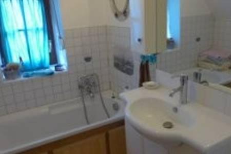 une salle de bain avec un lavabo et une baignoire et un lavabo dans l'établissement le vieux logis, à Le PARC