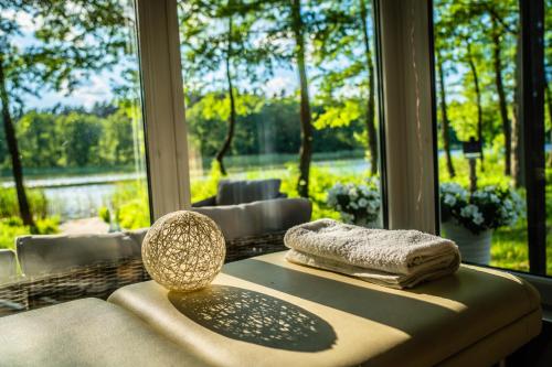 a room with a table with towels and a window at Kociewska Polana - domki nad jeziorem in Sulnówko