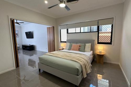 ein Schlafzimmer mit einem großen Bett mit zwei Lampen darauf in der Unterkunft Sienna Rise - Walk to Westfield sleeps 6 North Lakes in North Lakes