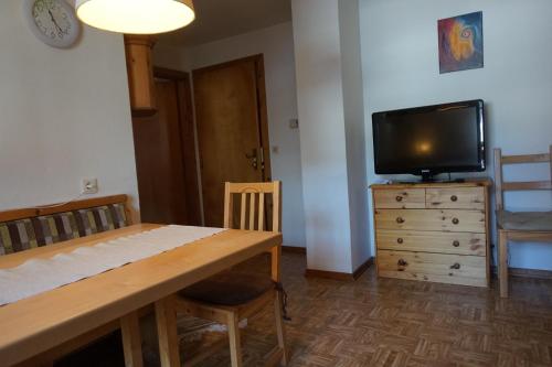 Televízia a/alebo spoločenská miestnosť v ubytovaní Appartements Huber