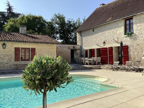 une maison avec piscine devant un immeuble dans l'établissement Unique outbuildings of a medieval Loire castle, à Marçay