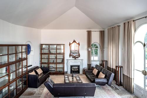 a living room with a couch and a fireplace at QG - stop in Colares