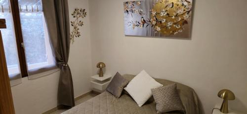 une chambre avec un lit avec des oreillers et une fenêtre dans l'établissement Villa les ouliveiredo1, à Tourves