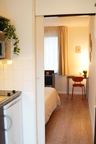 une chambre avec un lit et une cuisine avec une table dans l'établissement Charming comfortable studio, heart of Vauban 533, à Lille