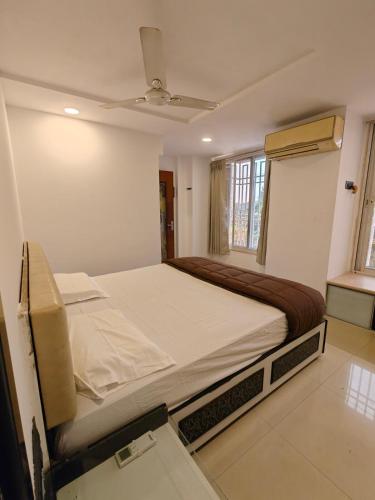 Katil atau katil-katil dalam bilik di Spacious Garden Facing 2 BHK in Sanpada 5 mins from DY Patil Stadium