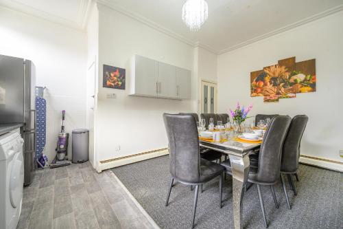 a dining room with a table and chairs at -RA15CFA- For Relaxed and Cosy stay with Free Parking in Leeds