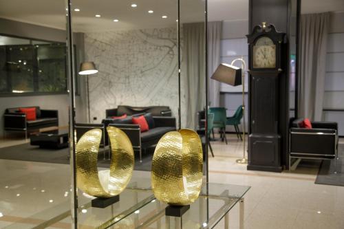 a lobby with a clock and gold sculptures on display at Hotel Marc'Aurelio in Rome