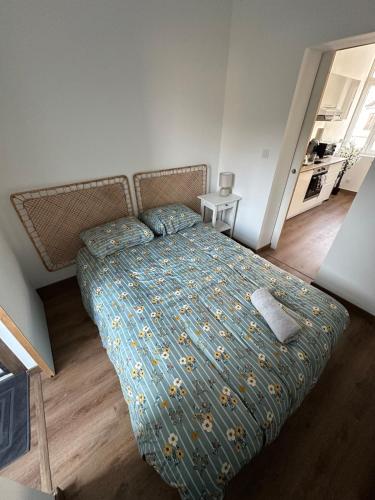 une chambre avec un grand lit dans une pièce dans l'établissement Laundry Loft- Studio1-proche gare centre ville- CNPE, à Calais