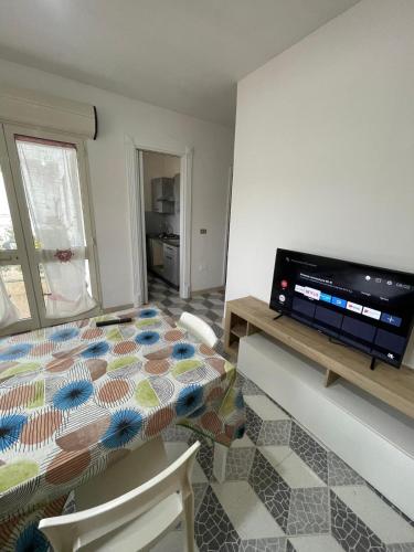 Μια τηλεόραση ή/και κέντρο ψυχαγωγίας στο Paradise Rooms Apartment