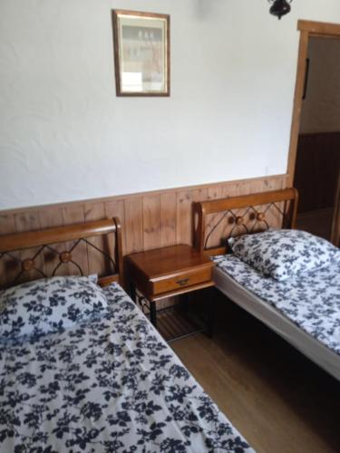 two beds in a small room with two beds sidx sidx sidx at Svečių namai Alėjos Ąžuolas in Druskininkai
