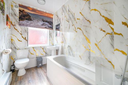 a bathroom with a tub and a toilet and a sink at -RB15CFA- For Relaxed and Cosy stay with Free Parking in Leeds