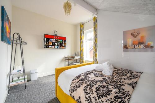 a bedroom with a bed with a black and white blanket at -RB15CFA- For Relaxed and Cosy stay with Free Parking in Leeds