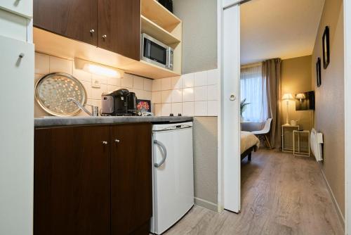 Il comprend une petite cuisine équipée d'un évier et d'un lave-vaisselle. dans l'établissement Cosy - 2 people, Vauban, à Lille