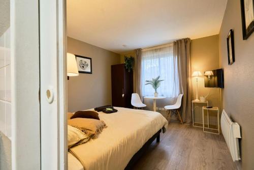 Un dormitorio con una cama y una mesa y una ventana. en Cosy - 2 people, Vauban, en Lille