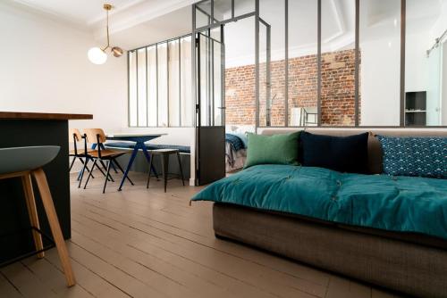 un salon avec un canapé et une table dans l'établissement Charming studio in Montmartre near Sacre Cœur, à Paris