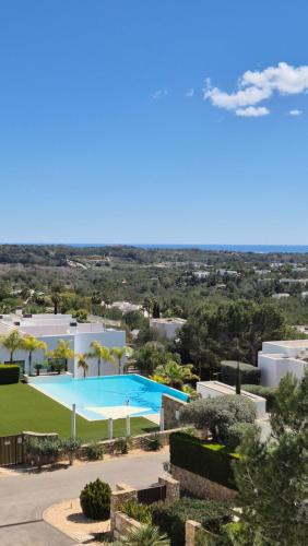 einen Luftblick auf einen Pool in einer Villa in der Unterkunft Las Colinas Golf in Orihuela