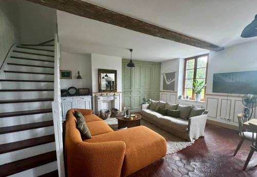 un salon avec deux chaises et un canapé dans l'établissement La Maison de Passy, à Passy