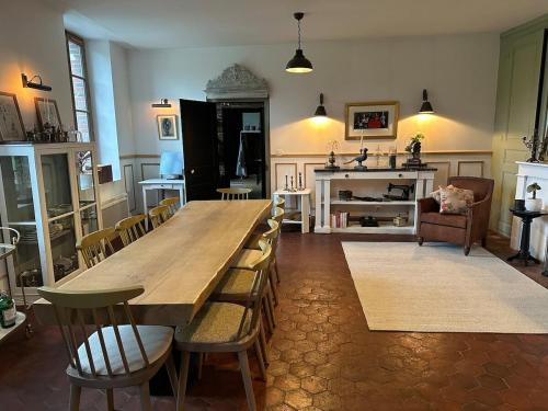 - un salon avec une grande table et des chaises en bois dans l'établissement La Maison de Passy, à Passy