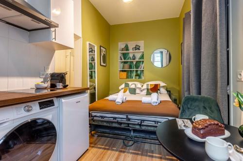 une petite pièce avec un lit et une table dans l'établissement Studio Opera #Grands Boulevards#Louvre, à Paris