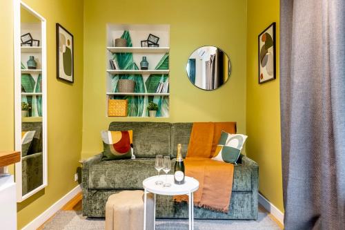 un salon avec un canapé et une table dans l'établissement Studio Opera #Grands Boulevards#Louvre, à Paris