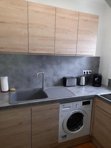 Casita con jardín cerca playa AV-60