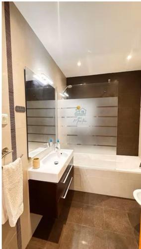 a bathroom with a sink and a bath tub at Casa MarTeu in Pêra