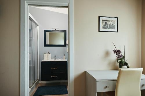 a bathroom with a sink and a mirror at Agriturismo Zapparè Farm Hotel in Trevignano