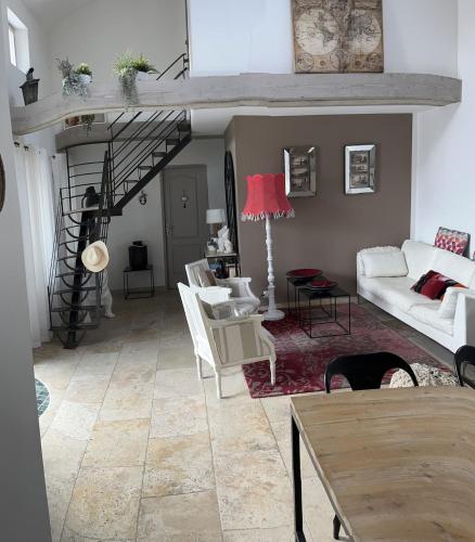 - un salon avec un canapé blanc et un escalier dans l'établissement Mas provençal au coeur de L'Isle-sur-la-Sorgue, à LʼIsle-sur-la-Sorgue