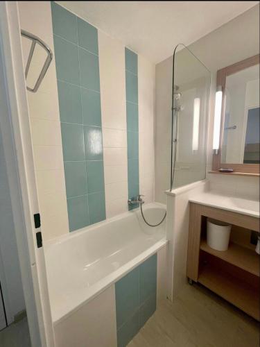 une salle de bain avec une douche, une baignoire et un lavabo dans l'établissement Domaine Valescure St Raphael Piscine Golf, à Saint-Raphaël