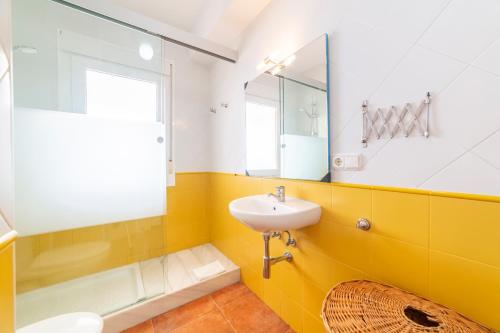 un baño con lavabo y espejo en Fabuloso Atico Con Vistas Al Mar, en Carboneras