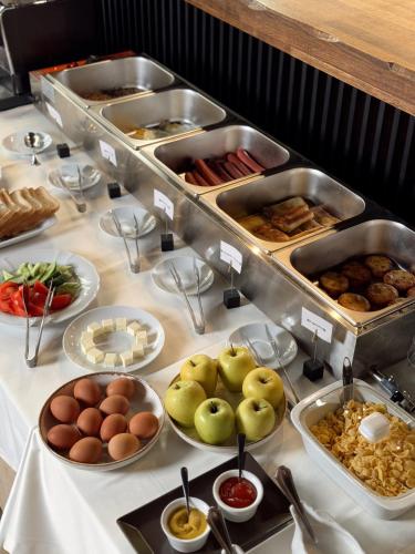 een buffet met veel verschillende soorten eten op een tafel bij NeboS Hotel & Restaurant in Ivano-Frankivsʼk