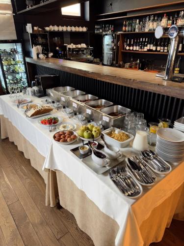 een buffet met gerechten op tafel bij NeboS Hotel & Restaurant in Ivano-Frankivsʼk