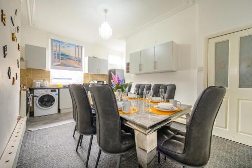 a dining room with a table and chairs at -RD15CFA- For Relaxed and Cosy stay with Free Parking in Leeds