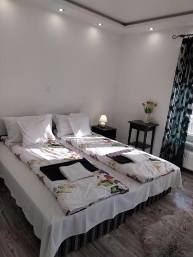 Ένα ή περισσότερα κρεβάτια σε δωμάτιο στο Rozinka apartman