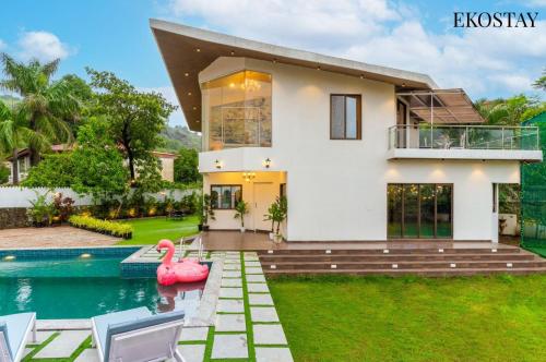 Kolam renang di atau dekat dengan EKOSTAY - 8BHK La Flamingo Villa with Private Turf
