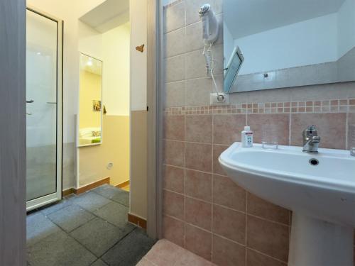 a bathroom with a sink and a shower at Le Tre Ninfe - Centro storico Riposto in Riposto