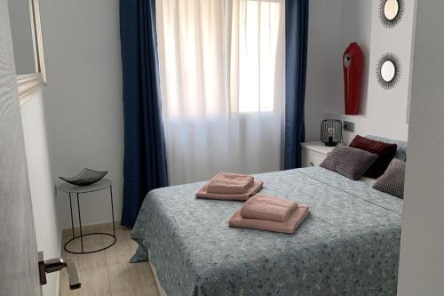 A bed or beds in a room at Beachside Apartment - Sleeps 3 Balcony & Parking