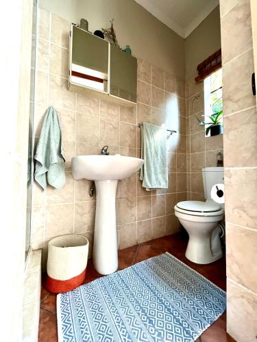 Spacious 2-bed, 2-bath villa with garden and parkingにあるバスルーム