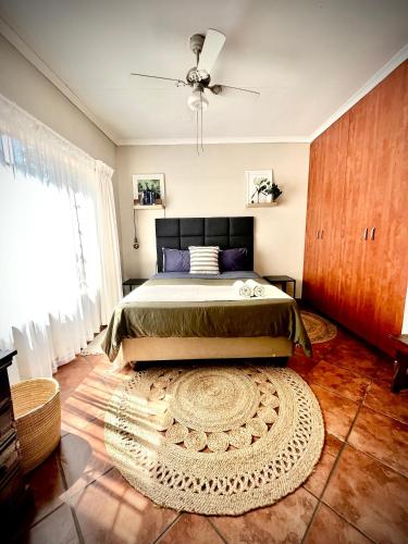 Spacious 2-bed, 2-bath villa with garden and parkingにあるベッド